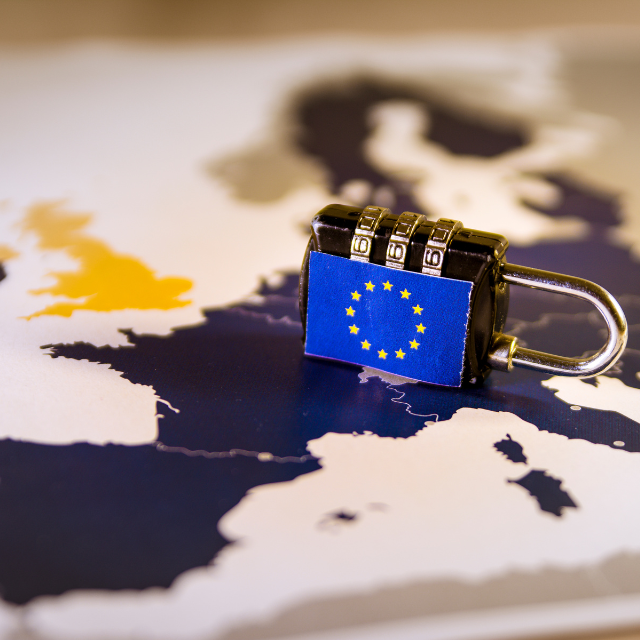Cadenas avec le drapeau européen évoquant la sécurité et la protection des données personnelles en Europe